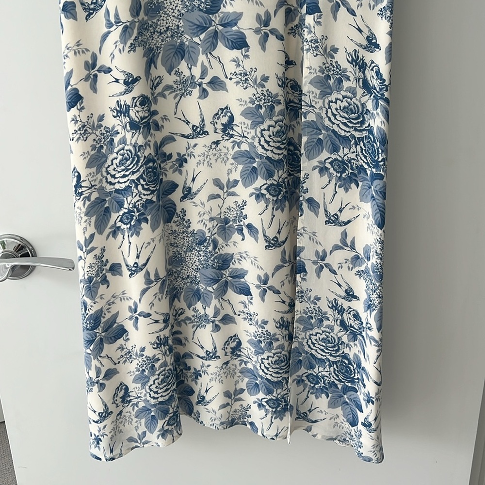 Reformation Carolena Dress in Pompadour, Blue and White Floral Long Sleeve - Picture 7 of 14